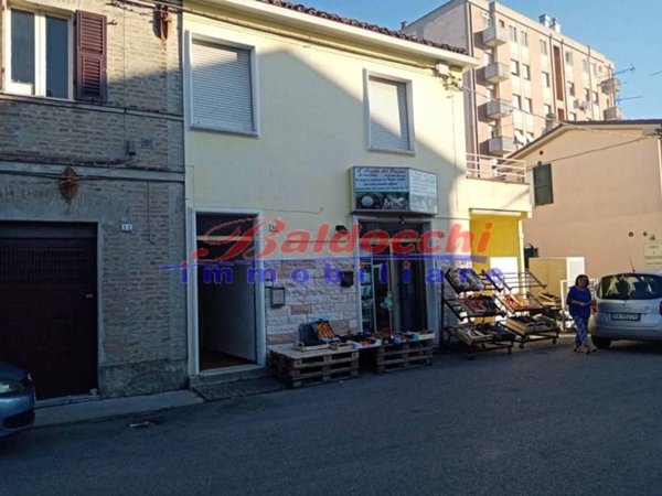 casa indipendente in vendita a Fano in zona Centinarola