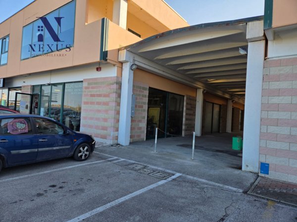 negozio in vendita a Fano in zona Tombaccia