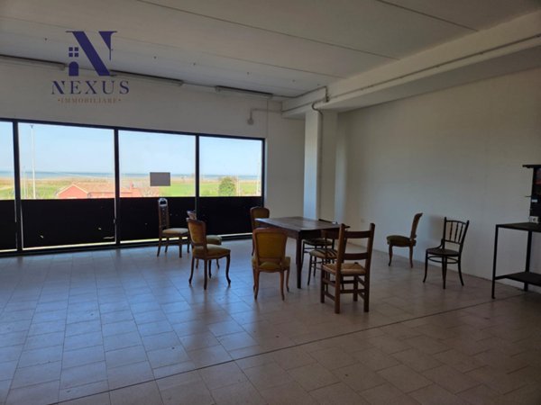 locale commerciale in vendita a Fano in zona Tombaccia