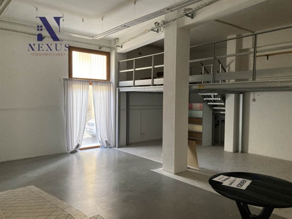 locale commerciale in vendita a Fano