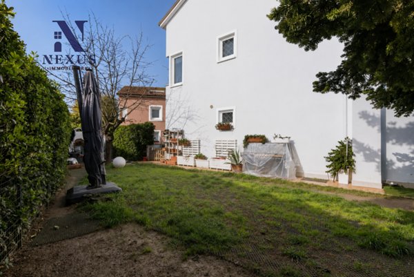 casa indipendente in vendita a Fano in zona Fenile