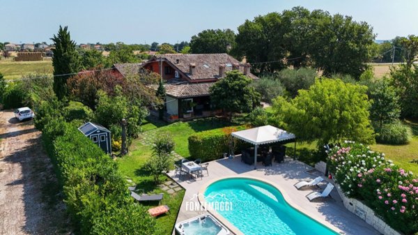 casa indipendente in vendita a Fano