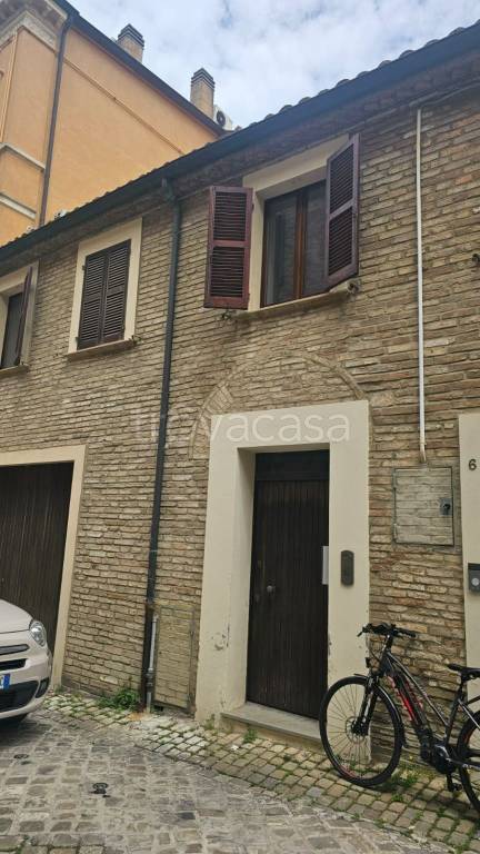 casa indipendente in vendita a Fano
