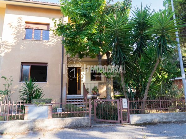 casa indipendente in vendita a Fano in zona Centinarola