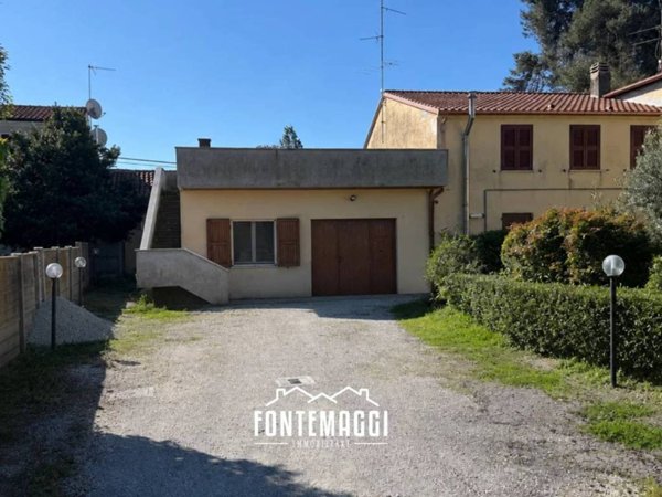 casa indipendente in vendita a Fano in zona Carrara