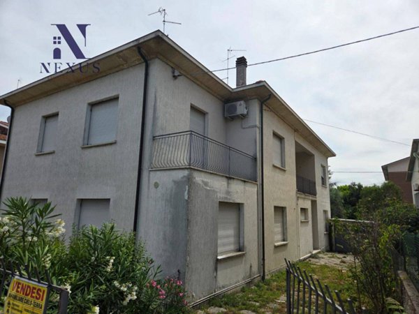 casa indipendente in vendita a Fano