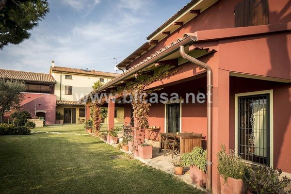 casa indipendente in vendita a Fano
