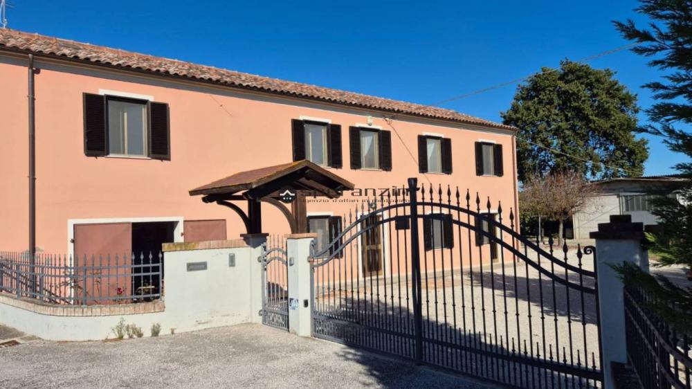 casa indipendente in vendita a Fano in zona Falcineto