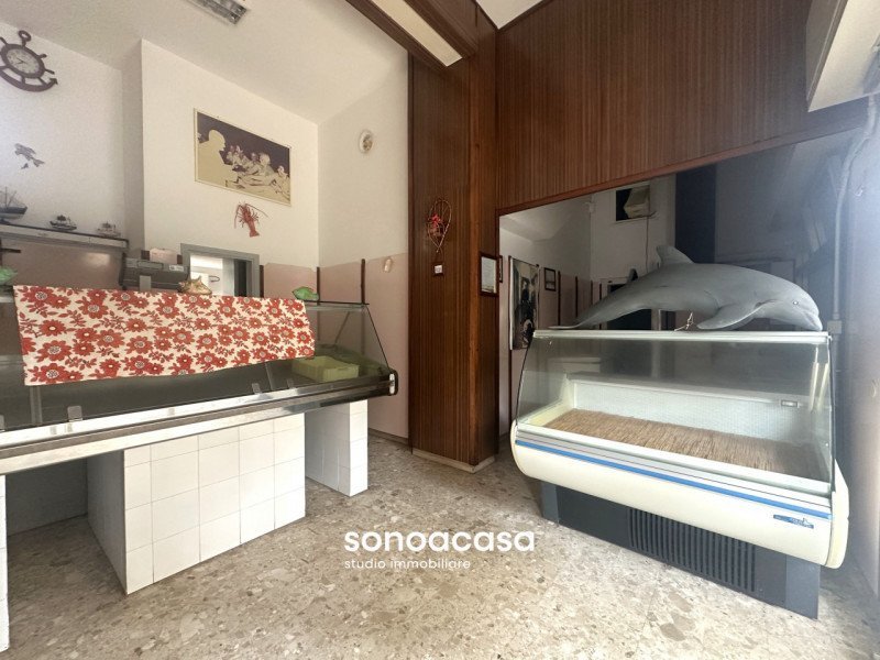 locale commerciale in vendita a Fano in zona Torrette