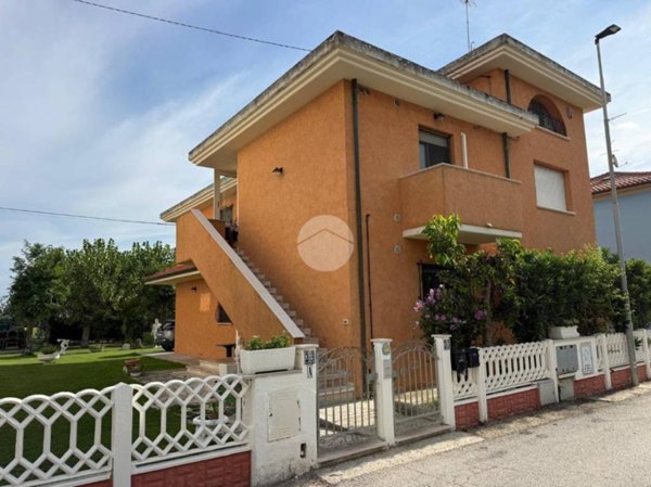 casa indipendente in vendita a Fano
