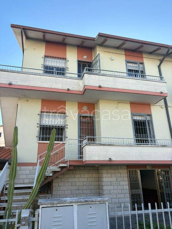 casa indipendente in vendita a Fano