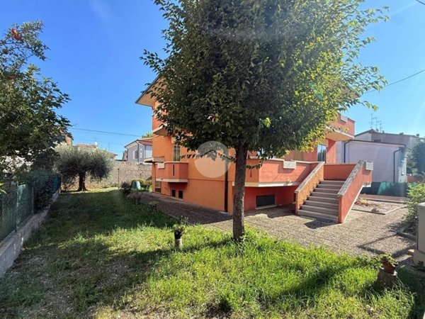 casa indipendente in vendita a Fano in zona Centinarola