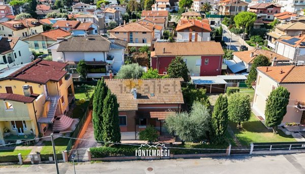 casa indipendente in vendita a Fano