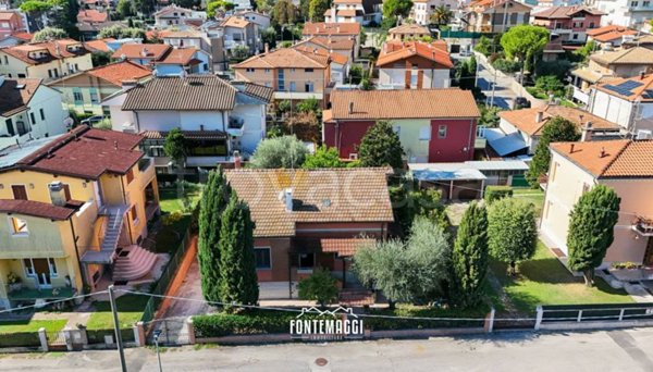 casa indipendente in vendita a Fano