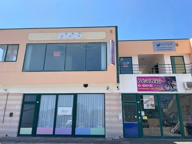 negozio in vendita a Fano in zona Tombaccia