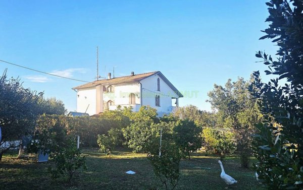 casa indipendente in vendita a Fano in zona Caminate