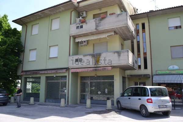 locale commerciale in vendita a Fermignano