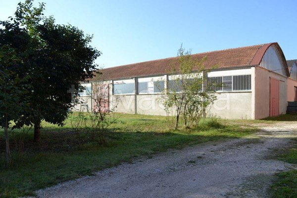 locale commerciale in vendita a Fermignano