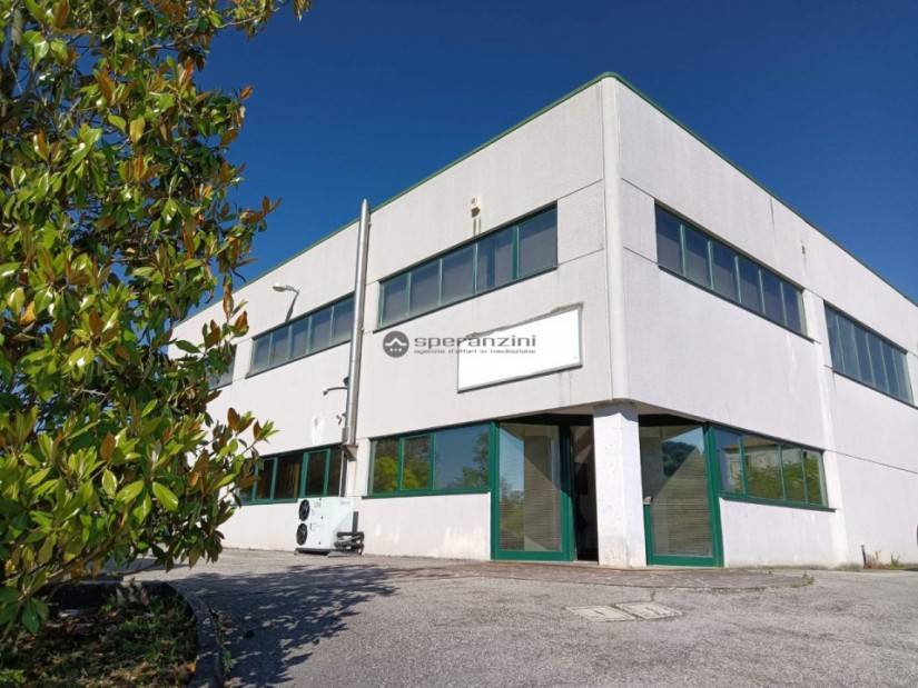 locale commerciale in vendita a Fossombrone in zona Ghilardino