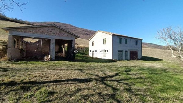 casa indipendente in vendita a Fossombrone