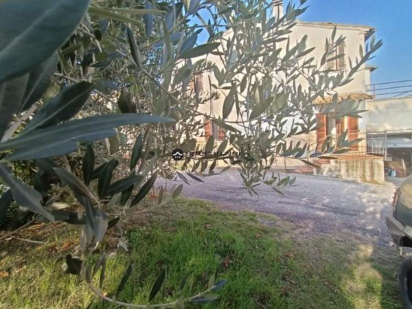 negozio in vendita a Fossombrone in zona Isola di Fano