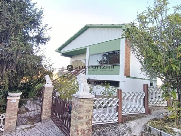 casa indipendente in vendita a Fossombrone