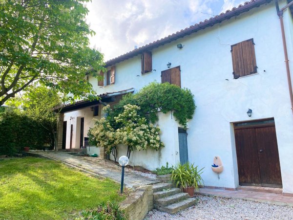casa indipendente in vendita a Fossombrone