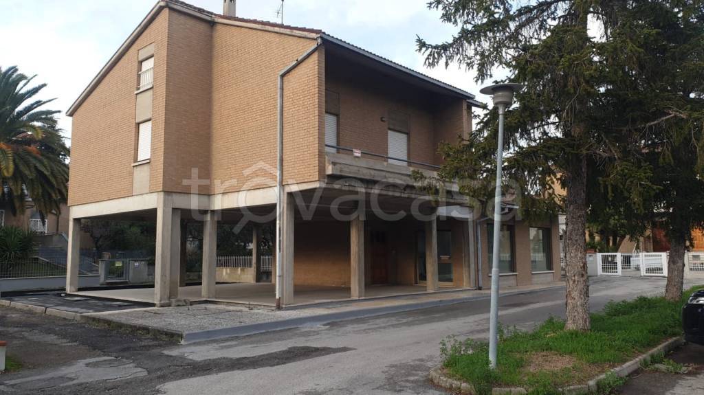 casa indipendente in vendita a Fossombrone