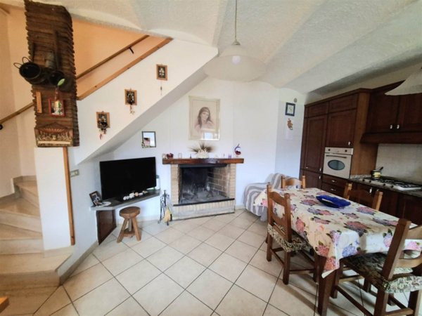 casa indipendente in vendita a Fossombrone