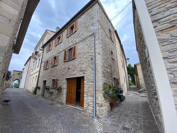 casa indipendente in vendita a Fossombrone