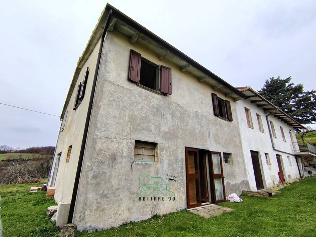 casa indipendente in vendita a Fossombrone