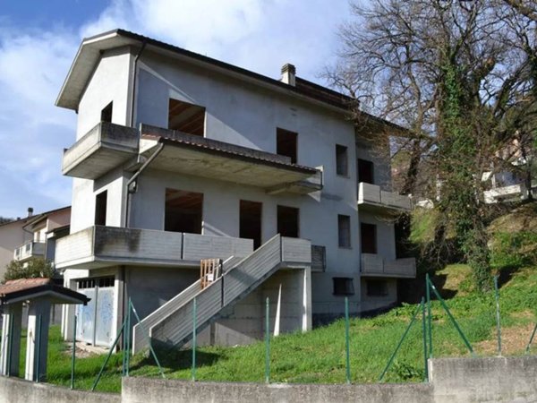 casa indipendente in vendita a Fossombrone