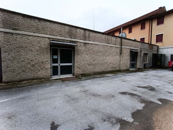 locale commerciale in vendita a Fossombrone