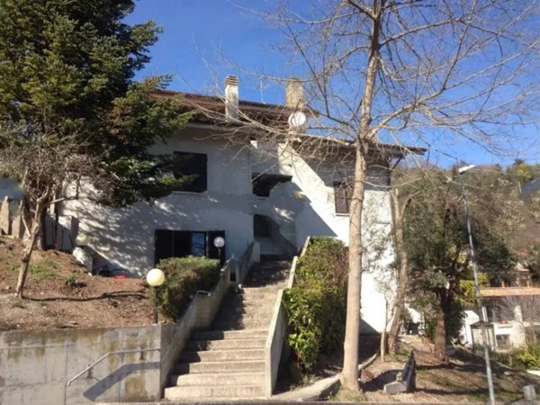 casa indipendente in vendita a Fossombrone
