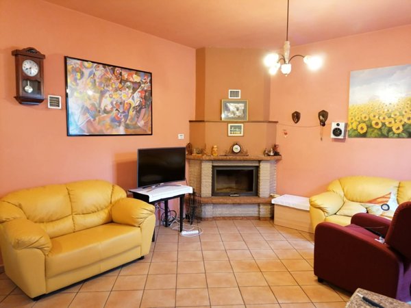 casa indipendente in vendita a Fossombrone