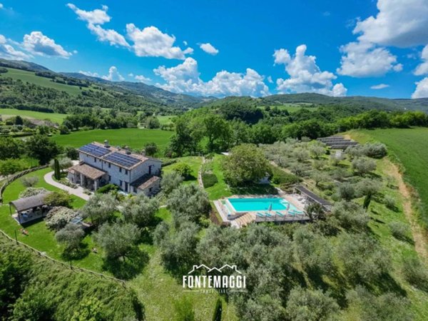 casale in vendita a Fossombrone