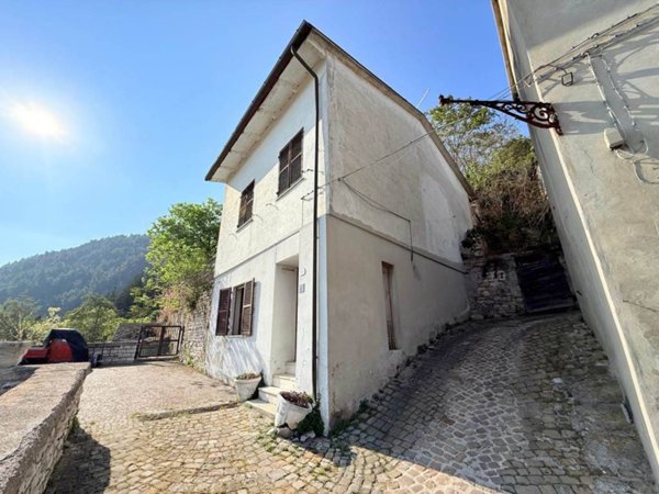 casa indipendente in vendita a Fossombrone