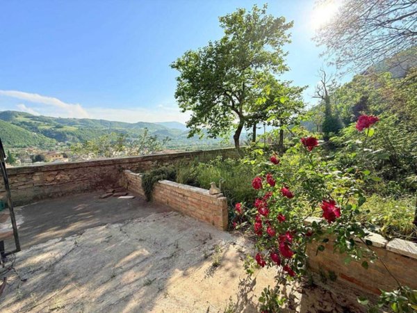 casa indipendente in vendita a Fossombrone