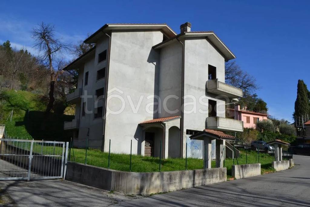 casa indipendente in vendita a Fossombrone