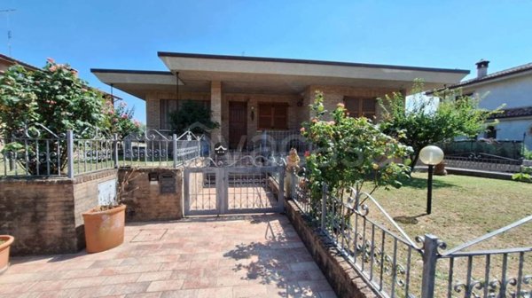 casa indipendente in vendita a Fossombrone