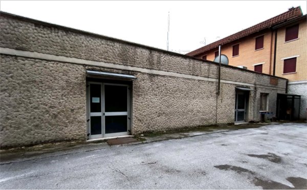 locale di sgombero in vendita a Fossombrone