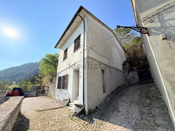 casa indipendente in vendita a Fossombrone
