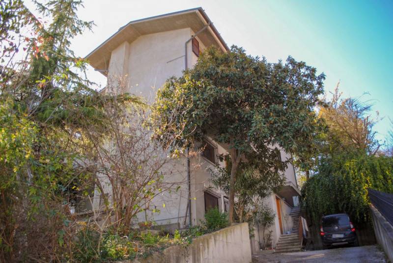 casa indipendente in vendita a Fossombrone