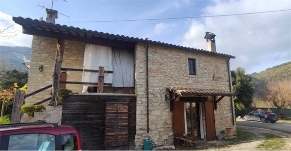 casa indipendente in vendita a Fossombrone