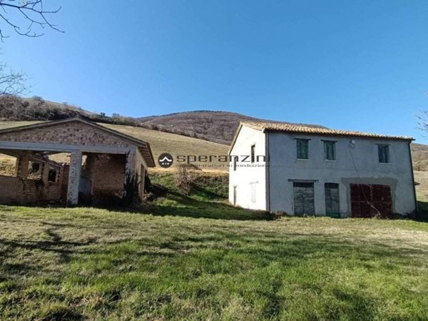 casa indipendente in vendita a Fossombrone