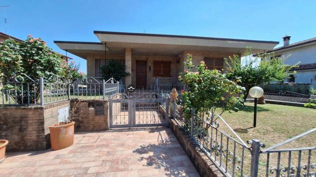 casa indipendente in vendita a Fossombrone