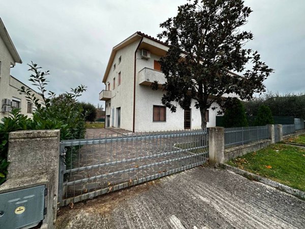 casa indipendente in vendita a Fossombrone