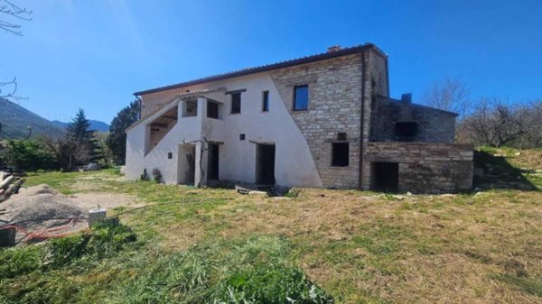 casa indipendente in vendita a Fossombrone