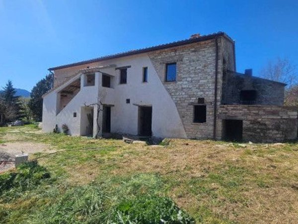 casa indipendente in vendita a Fossombrone