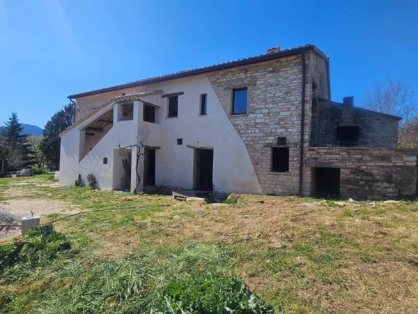 casa indipendente in vendita a Fossombrone
